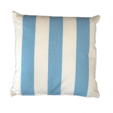Ein Kissen mit Streifen blau- weiss