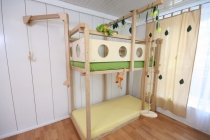 Etagenbett mit Spielbett